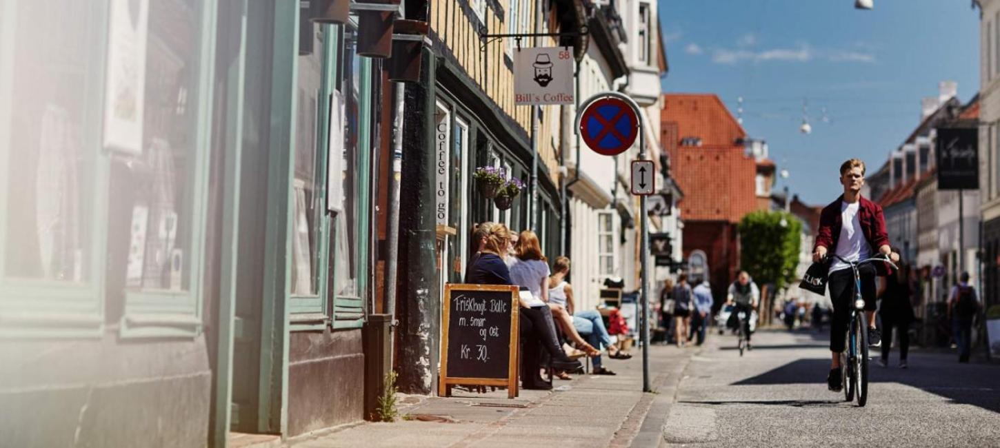 Kagge og cykel en sommerdag i Vestergade, Aarhus, VisitAarhus