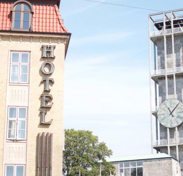 Bybillede af Aarhus rådhus og hotel.