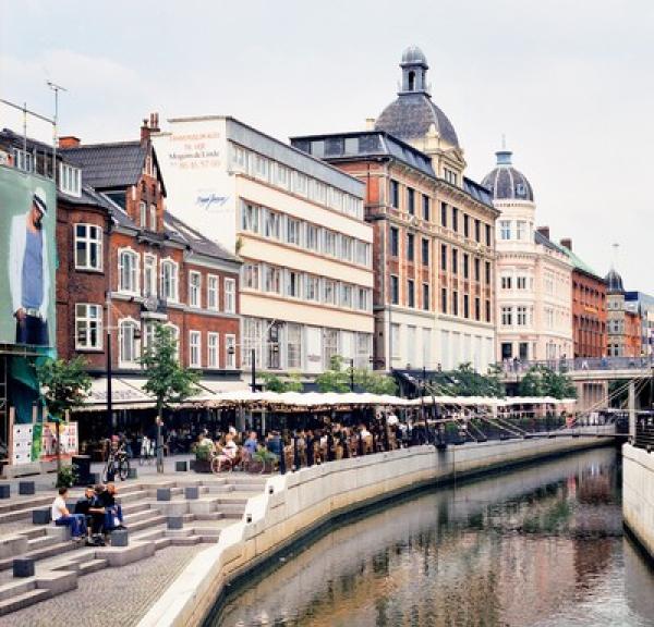 Udsigt langs åen, også kaldet Vadestedet, i Aarhus. Butikker og restauranter i hyggeligt omgivelser.