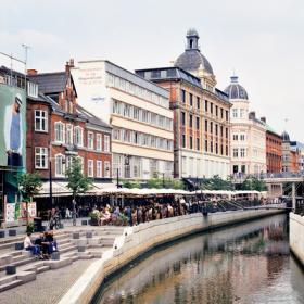 Udsigt langs åen, også kaldet Vadestedet, i Aarhus. Butikker og restauranter i hyggeligt omgivelser.