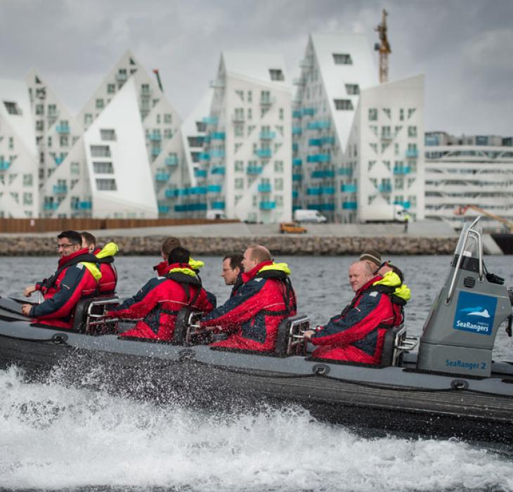 På tur med Aarhus Searangers på Aarhus Bugt, udsigt til Aarhus Ø og Isbjerget