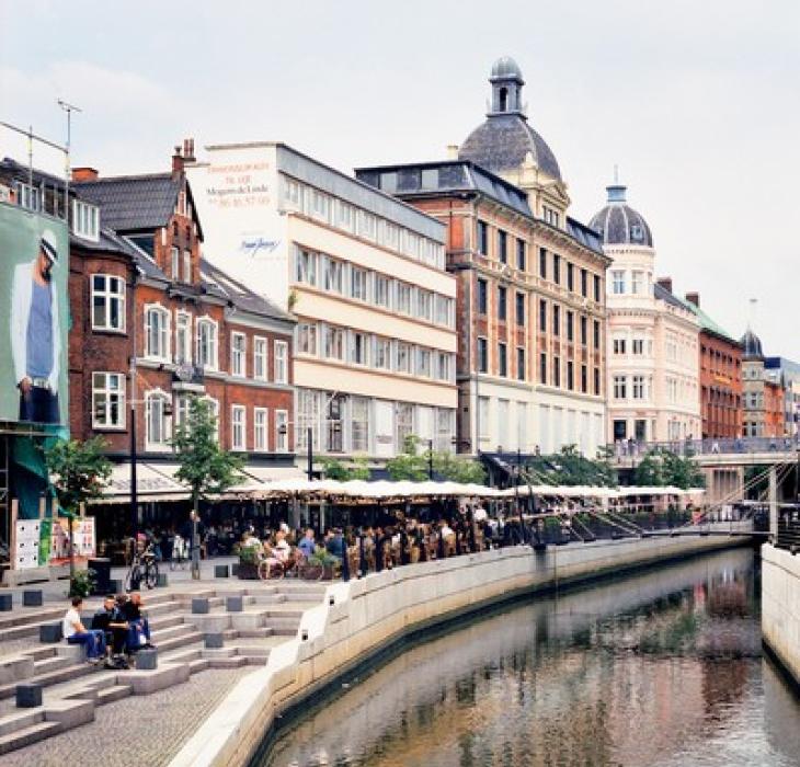 Udsigt langs åen, også kaldet Vadestedet, i Aarhus. Butikker og restauranter i hyggeligt omgivelser.